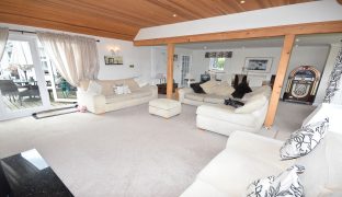 Hoveton - 6 Bedroom Detached House