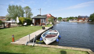 Hoveton - 6 Bedroom Detached House