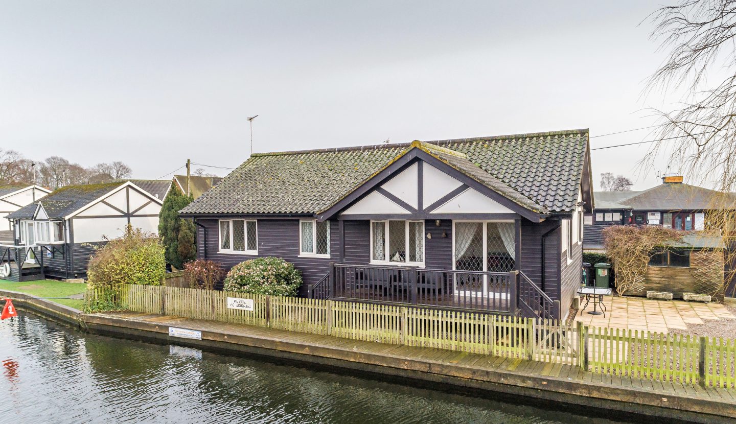 3 bedroom detached house Waterside Estate Agents