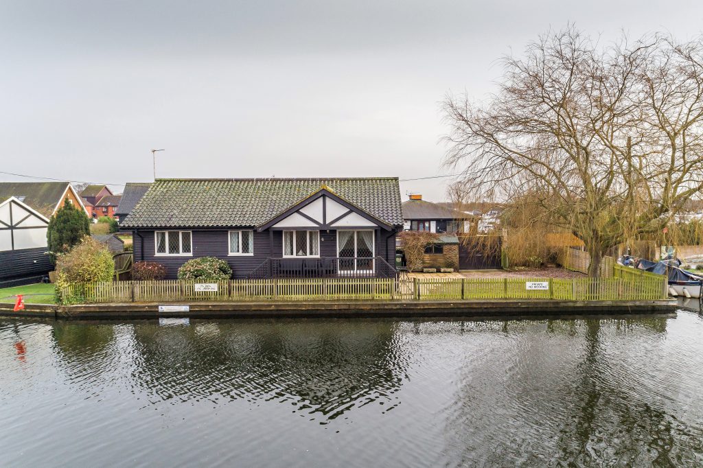 3 bedroom detached house Waterside Estate Agents