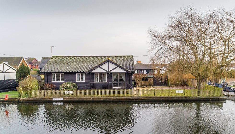 3 bedroom detached house Waterside Estate Agents
