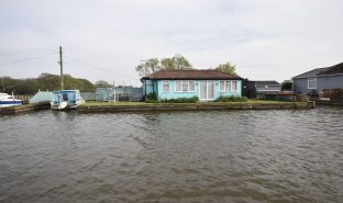 Repps with Bastwick - 2 Bedroom Detached bungalow