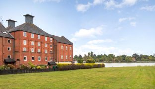 Oulton Broad - 3 Bedroom top floor apartment