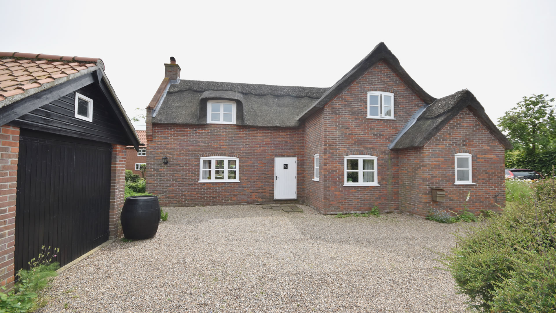 2 Bedroom Detached Thatched Cottage Waterside Estate Agents