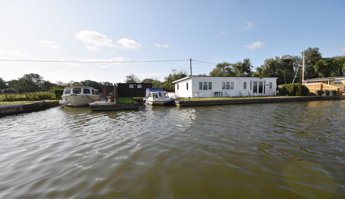 2 bedroom detached cottage, Martham Waterside Estate Agents