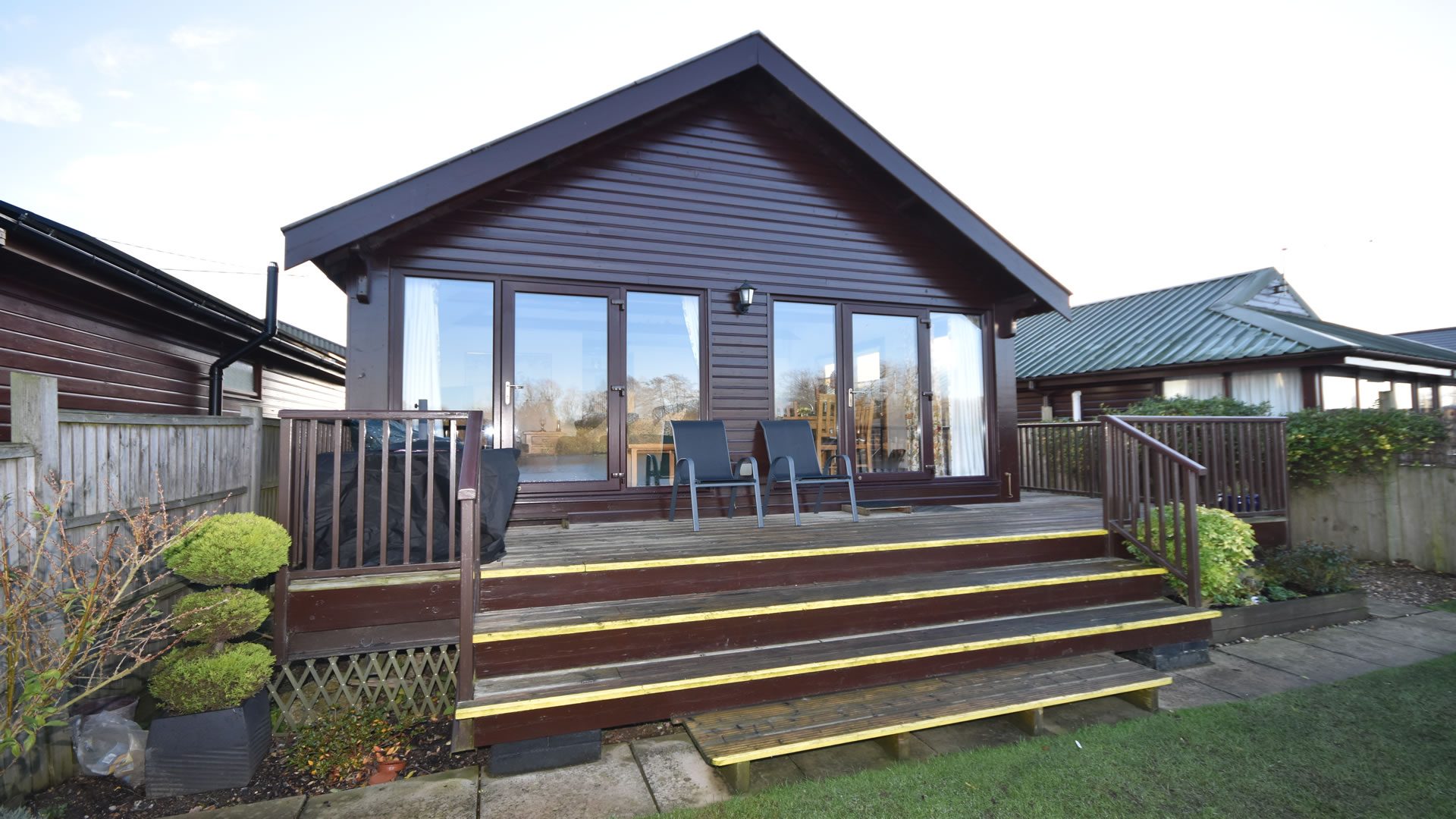2 bedroom detached bungalow Waterside Estate Agents