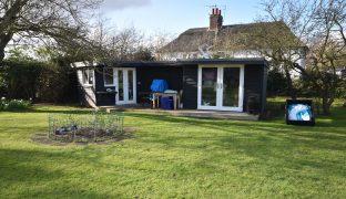 Repps with Bastwick - 4 Bedroom 3 bedroom cottage with 1 bedroom annexe