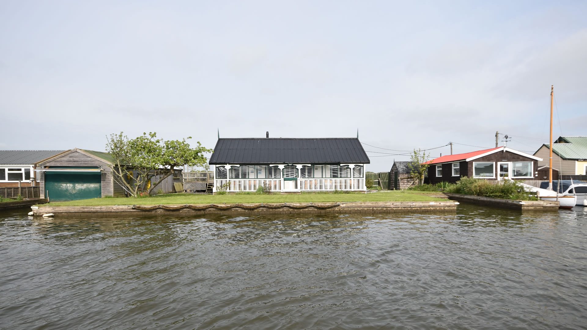 2 bedroom detached bungalow, Potter Heigham Waterside Estate Agents