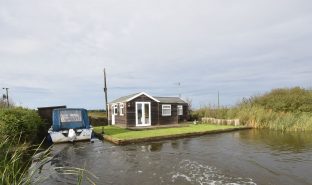 Potter Heigham - 2 Bedroom Detached bungalow