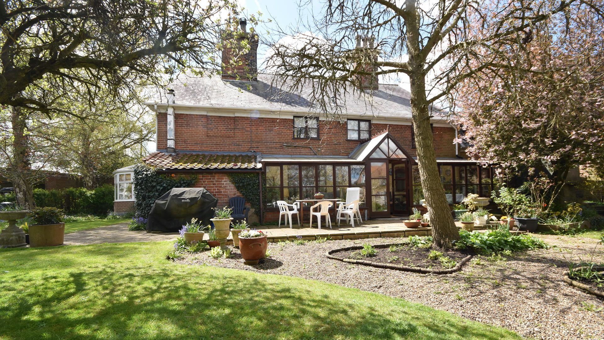 6 bedroom detached house, Gillingham, Beccles Waterside Estate Agents