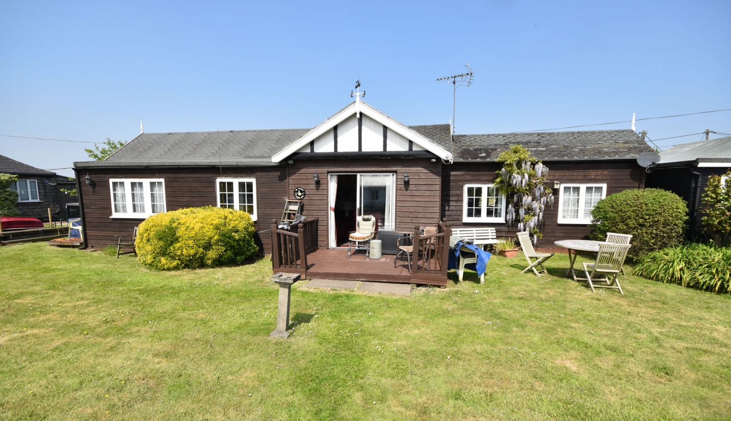 3 bedroom detached bungalow, Potter Heigham Waterside Estate Agents