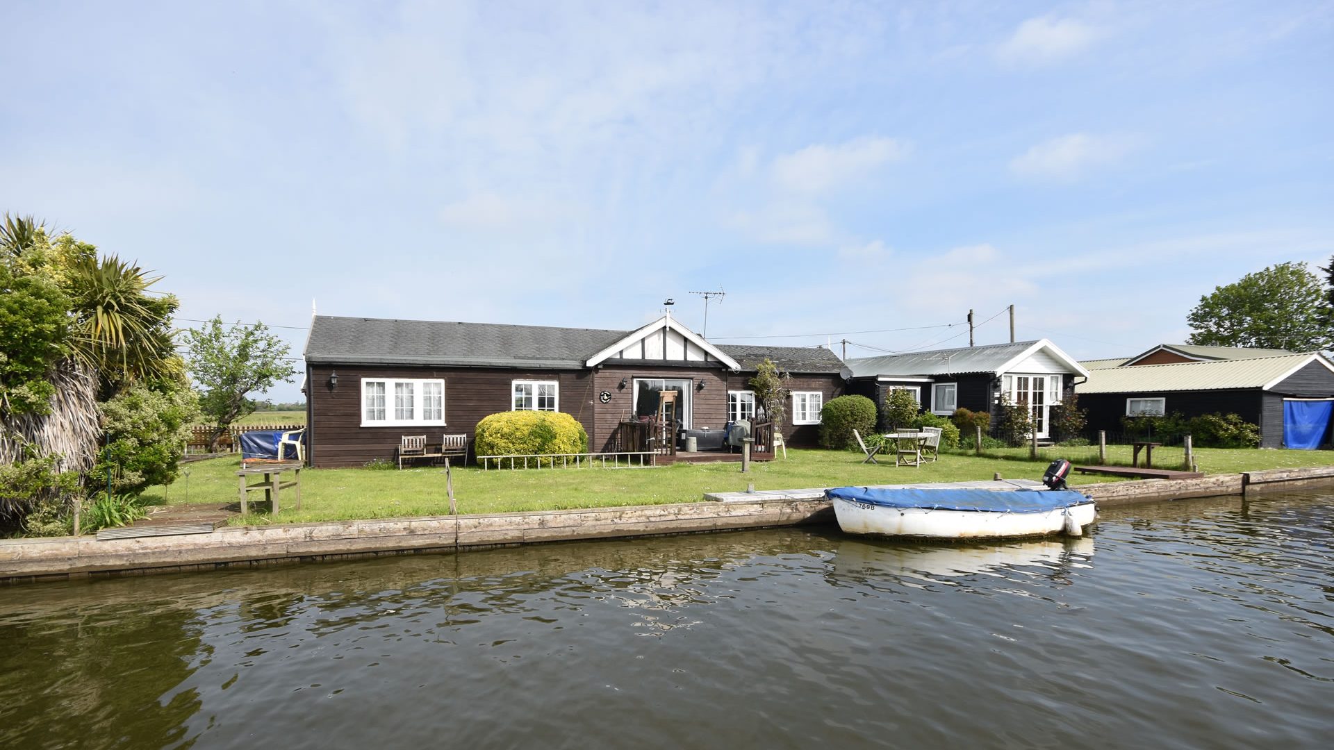 3 bedroom detached bungalow, Potter Heigham Waterside Estate Agents