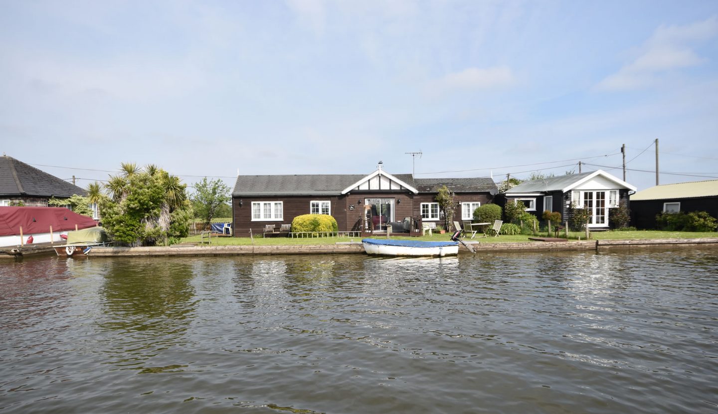 3 bedroom detached bungalow, Potter Heigham Waterside Estate Agents