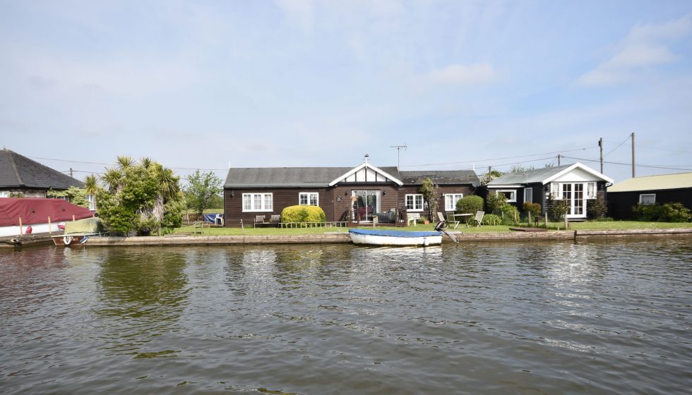 3 bedroom detached bungalow, Potter Heigham Waterside Estate Agents