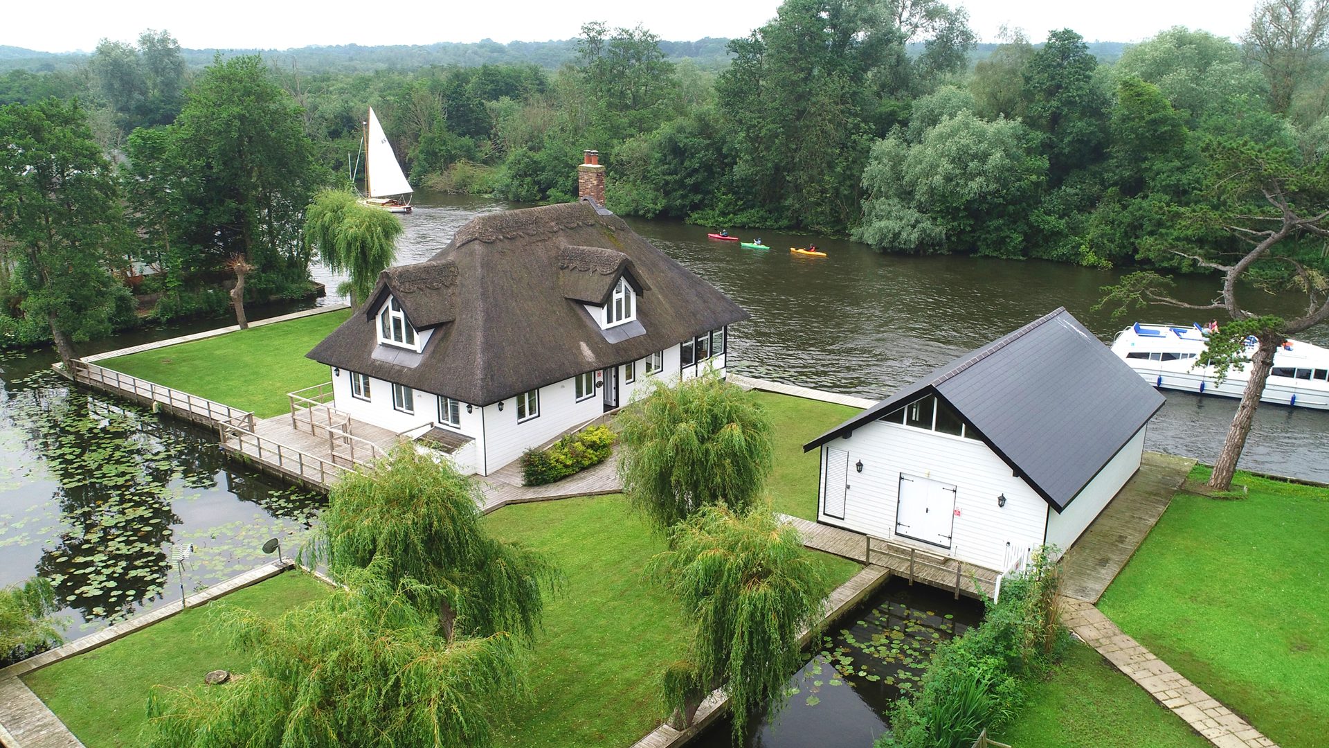 4 bedroom detached cottage, Horning Waterside Estate Agents