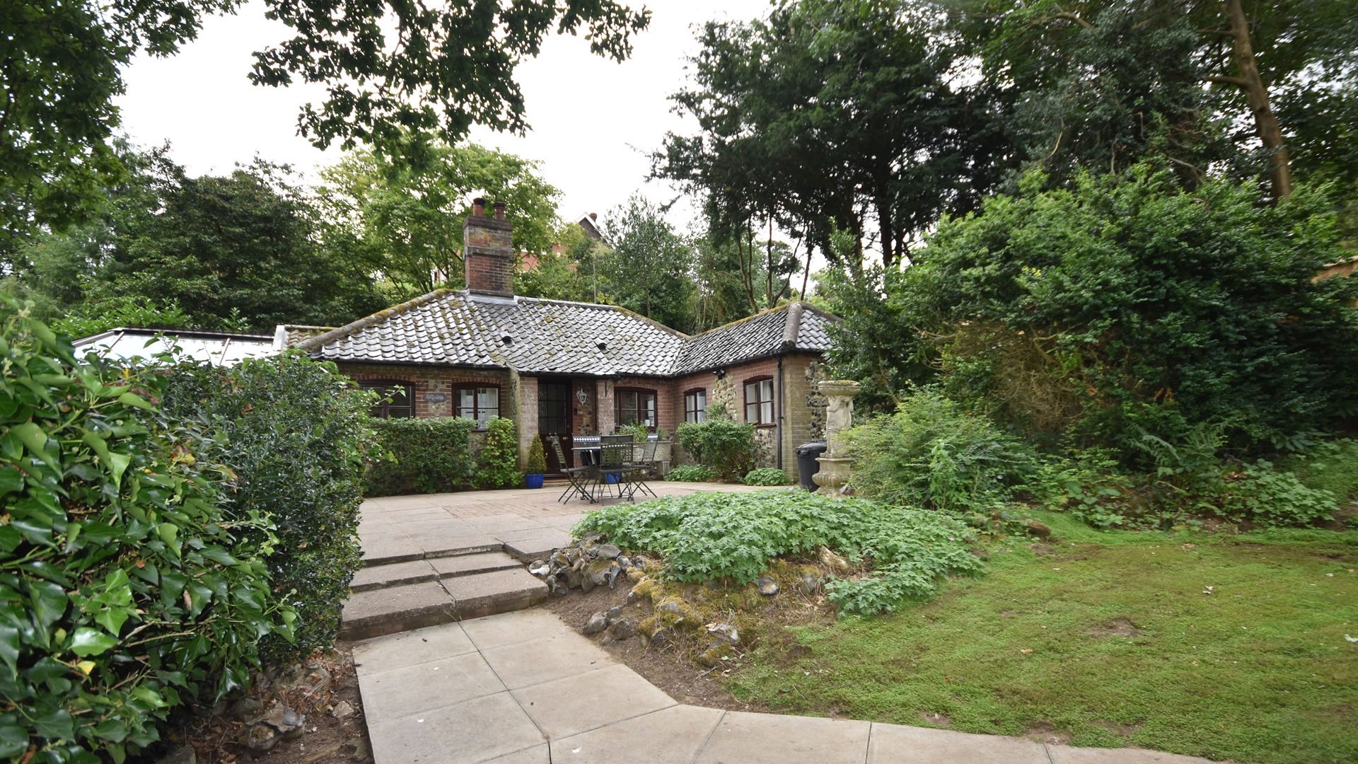 Detached cottage, Bramerton Waterside Estate Agents