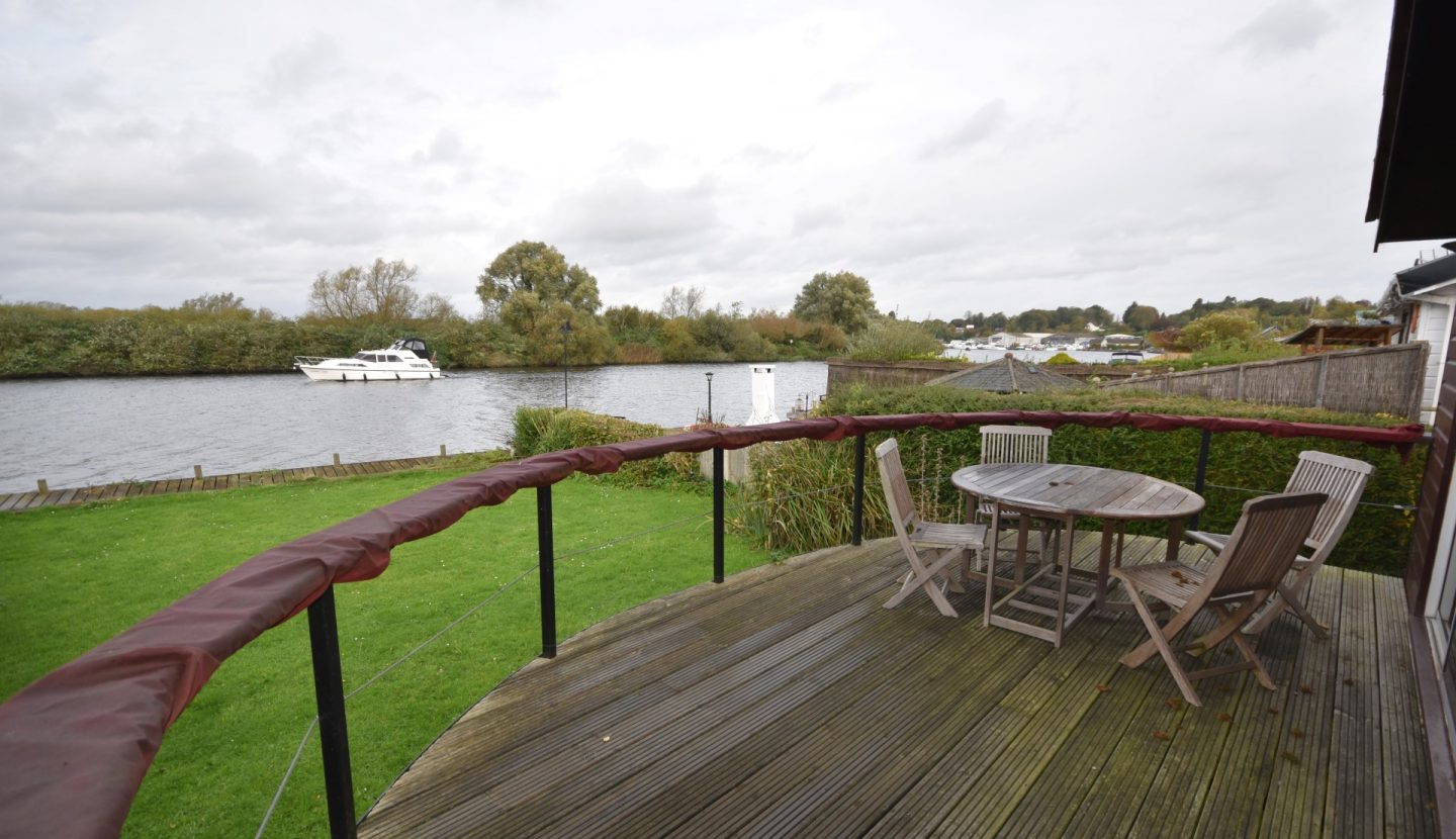 2 bedroom detached house, Brundall Waterside Estate Agents