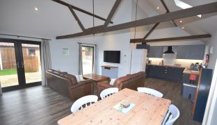 Dilham - 8 Bedroom Barn Conversion