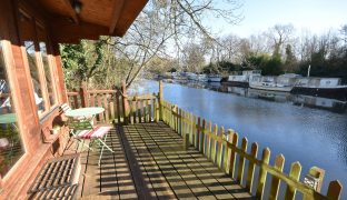 Norwich - 1 Bedroom Timber Holiday Cabin