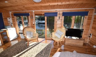 Norwich - 1 Bedroom Timber Holiday Cabin