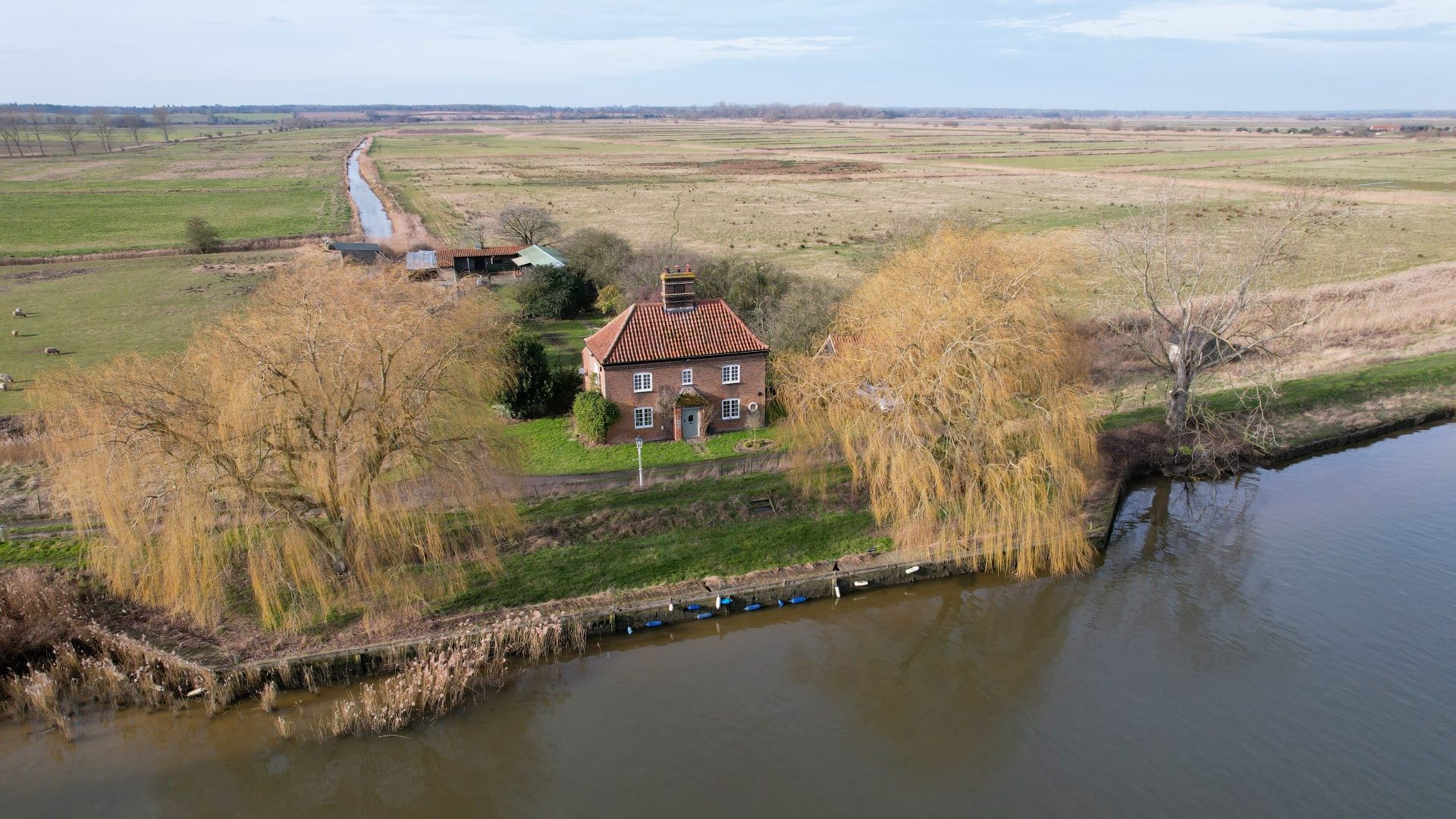 4 bedroom detached house, Langley Waterside Estate Agents