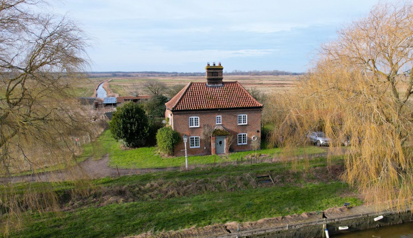 4 bedroom detached house, Langley Waterside Estate Agents