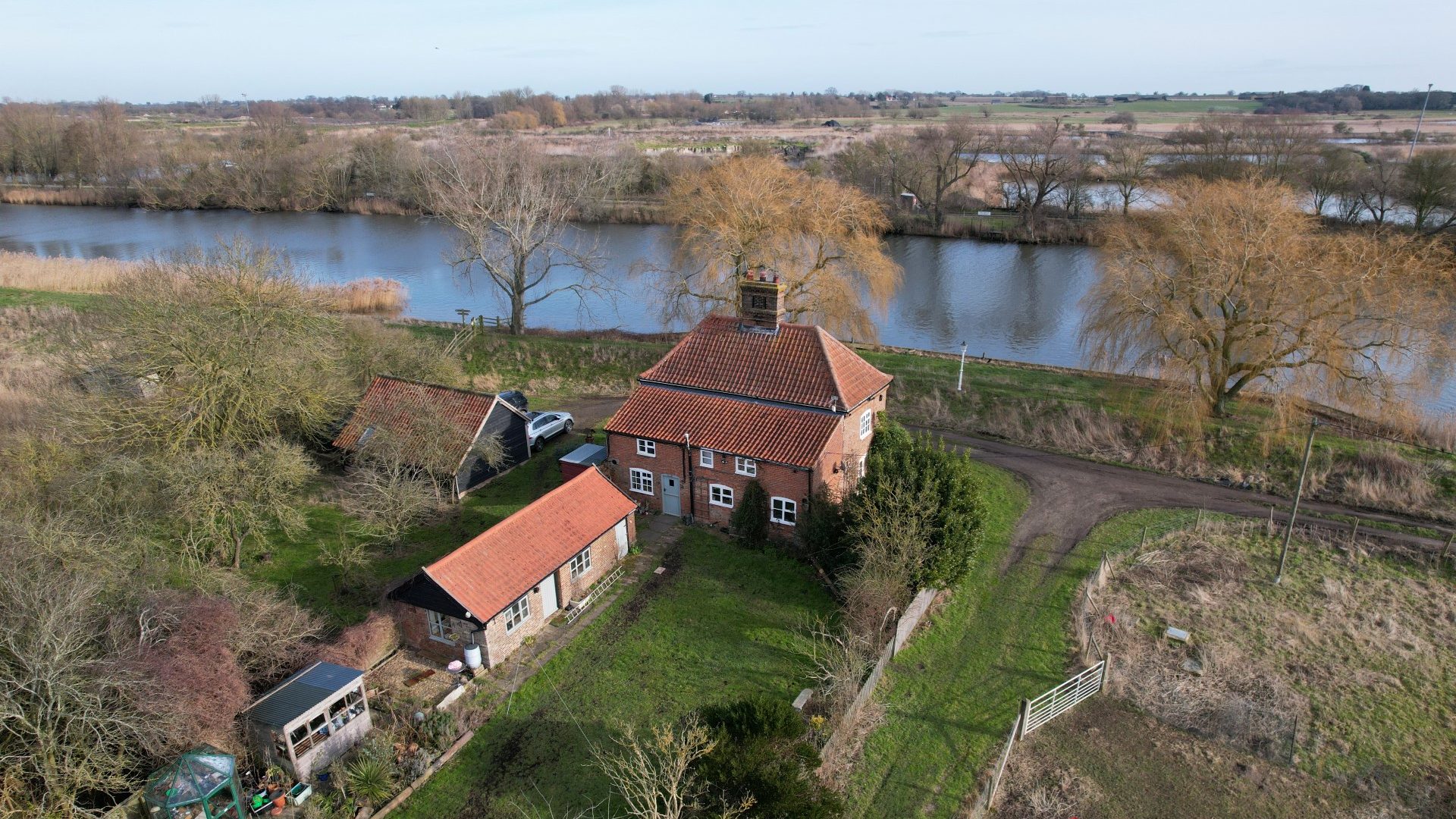 4 bedroom detached house, Langley Waterside Estate Agents