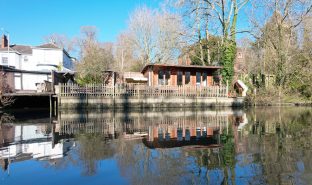 Norwich - 1 Bedroom Timber Holiday Cabin