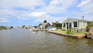 Repps with Bastwick - 1 Bedroom Detached bungalow