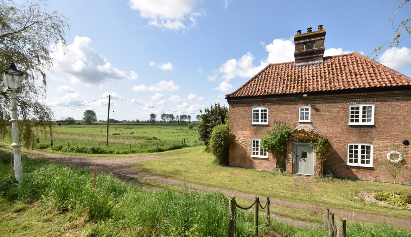 4 bedroom detached house, Langley Waterside Estate Agents