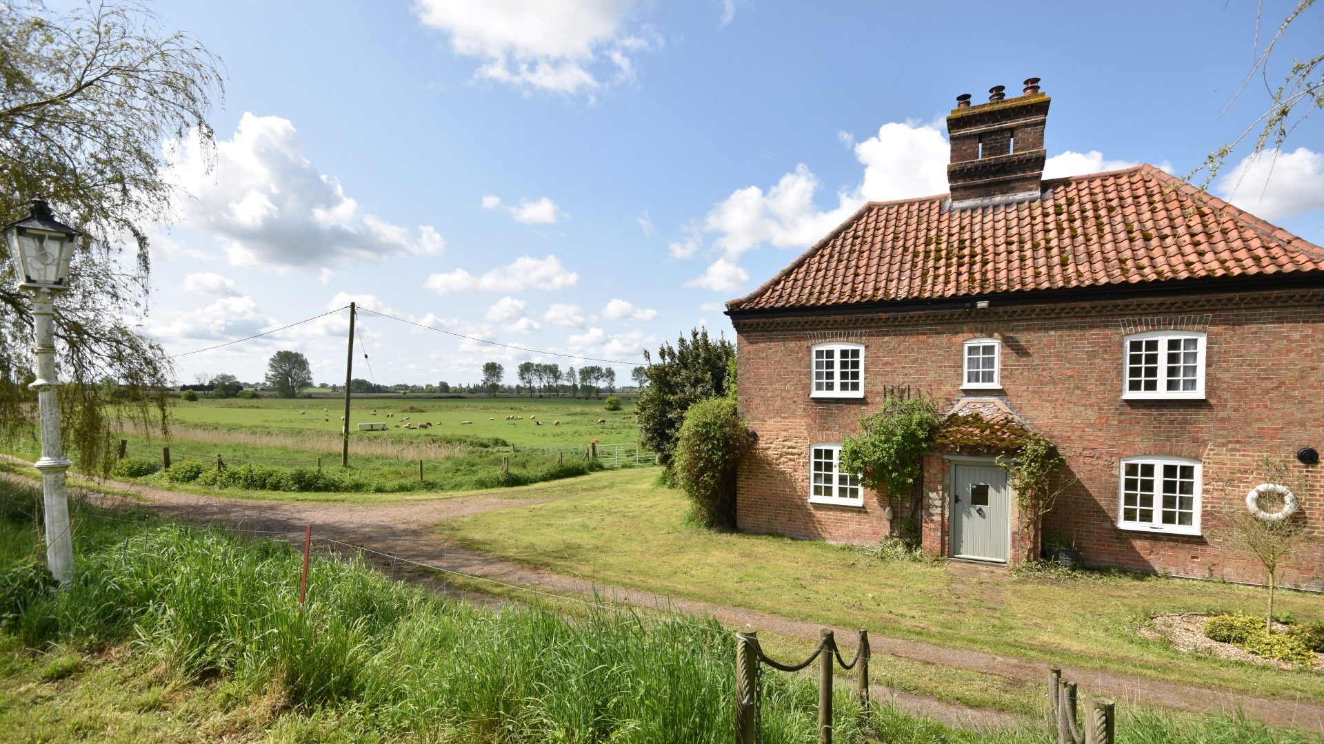 4 bedroom detached house, Langley Waterside Estate Agents