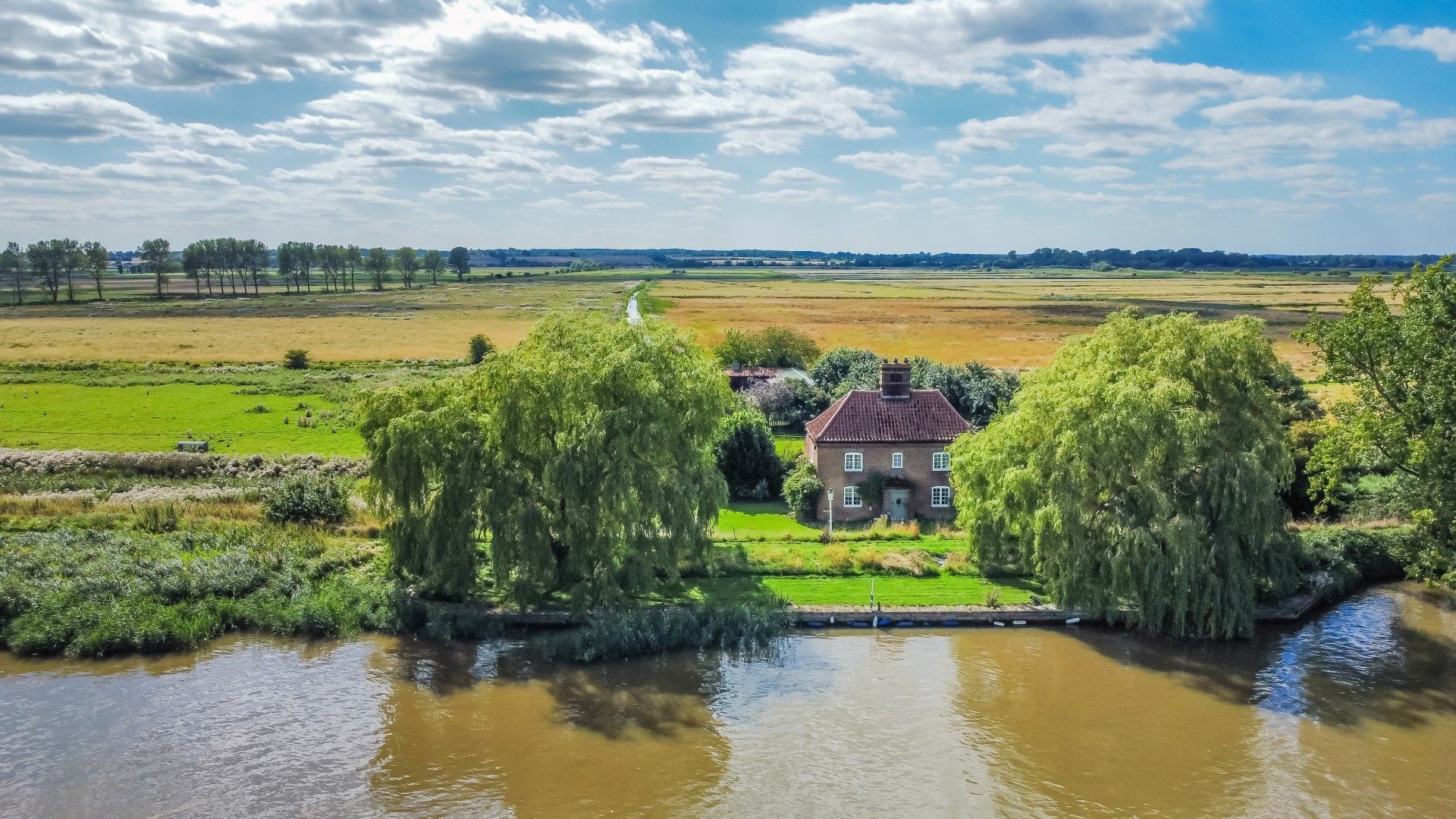 4 bedroom detached house, Langley Waterside Estate Agents