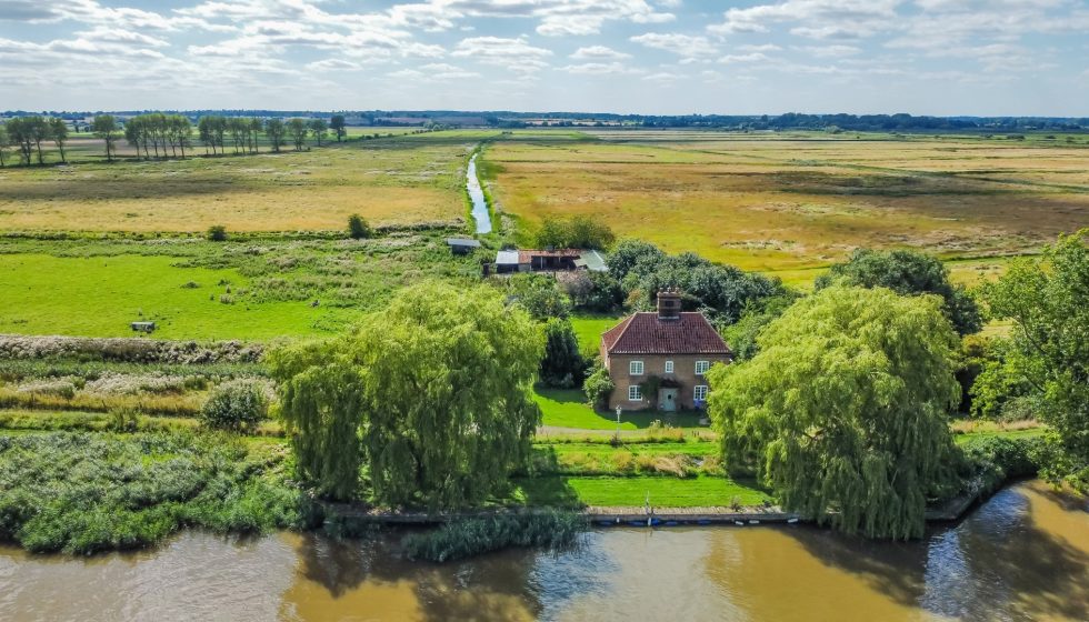 4 bedroom detached house, Langley Waterside Estate Agents