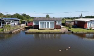 Martham - 2 Bedroom Detached bungalow