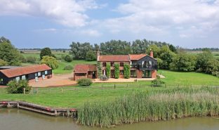Acle - 7 Bedroom Detached house Acle - 7 Bedroom Detached house