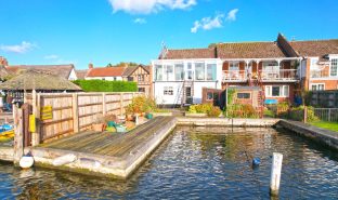 Horning - 4 Bedroom End Town House
